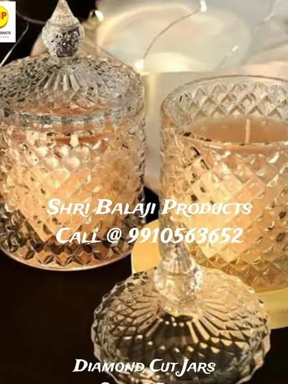 The right container can transform your candle into a luxury decor piece. These 250 ml diamond-cut glass jars with lids are perfect for creating high-end candles that look stunning on any shelf and make for beautiful gifts.