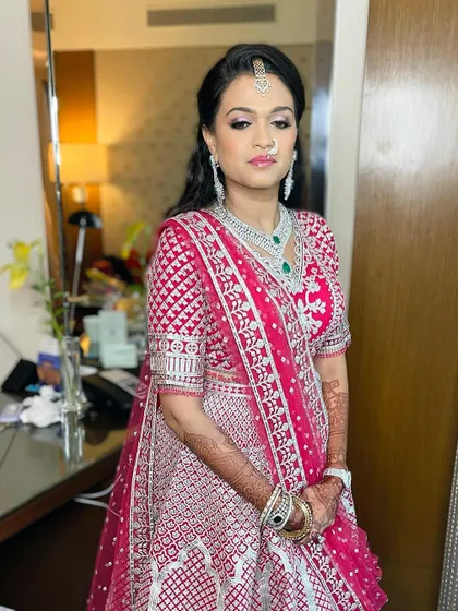 A soft smokey eye with pink tones and a flawless base for this gorgeous wedding guest. The makeup is designed to last through a long day of celebrations.