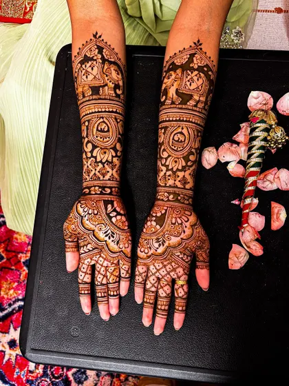 The complete hand design for Mayuri, a beautiful and elegant choice for her special day.