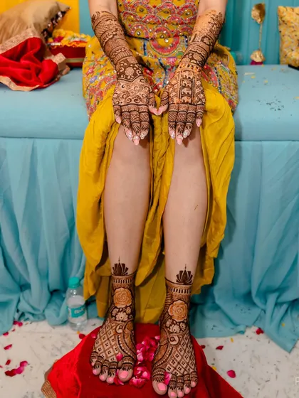 The complete mehendi look for influencer Richa Mehta, with story-telling designs on her hands and beautiful matching patterns on her feet.