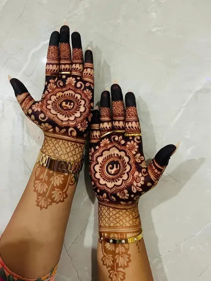 This photo shows the beautiful, deep reddish-brown stain from my homemade natural henna paste. With proper aftercare, you can expect a similarly rich and dark color that lasts for days.