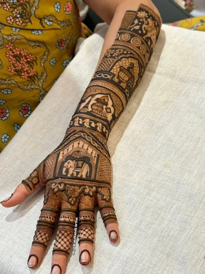 The matching hand design for the previous forearm piece, with an elephant in a jharokha.