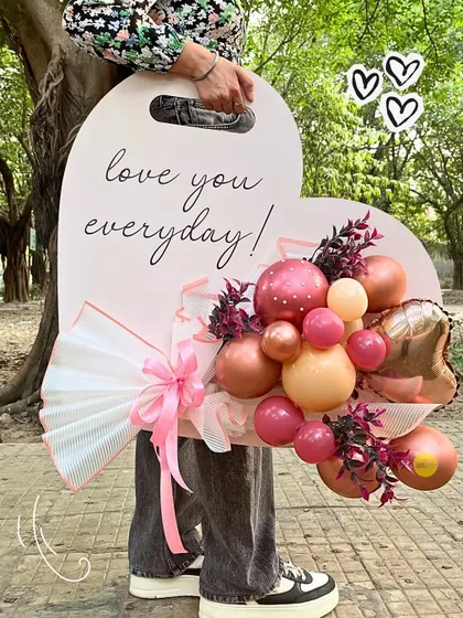 A close-up of our "love you everyday" heart-shaped balloon card, a grand and heartfelt gesture for Mother's Day.