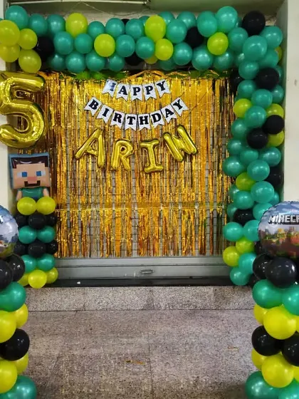A wider shot of the Minecraft theme decoration, showing the two balloon pillars.