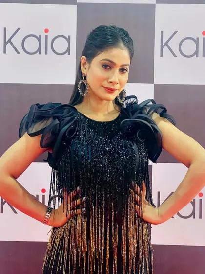 A glamorous red carpet look. I created a sophisticated makeup look with a classic red lip and a stylish half-ponytail for this event.