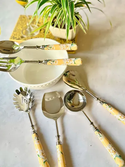 This serving cutlery set from our Lisbon Lemon collection features sunny, cheerful handles. The set includes various spoons and forks to handle any dish with elegance.