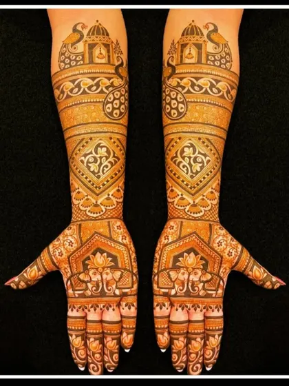 A very clean and symmetrical design with elephants on the palms and peacock motifs on the arms, framed beautifully.