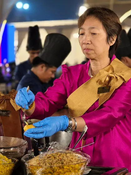 Another angle of our chef at the Thai station, meticulously assembling a dish. Every component is handled with care to ensure a perfect balance of flavours.