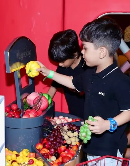 Kids can play pretend grocery shopping with our supermarket setup, complete with toy fruits and vegetables.