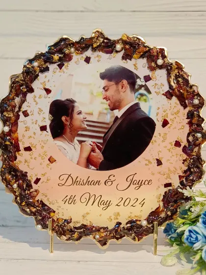 This geode-style plaque features a beautiful sunset-ombre background. The preserved flowers are arranged in a dark, contrasting border, making the couple's photo and names pop.