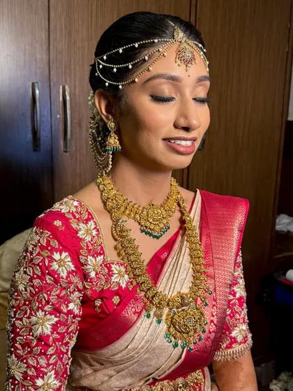 A close-up of Chaitra's muhurtham look. This soft glam makeup gives a second-skin feel, looking incredibly natural while still being perfectly bridal.