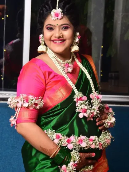 This mom-to-be is glowing in her pink and white floral set, perfectly matching her vibrant saree. The set includes a long necklace, kamarband, and bajuband.