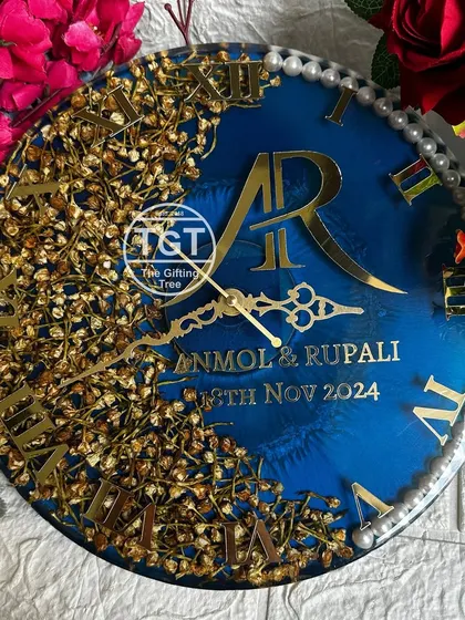 The pearl border on this clock adds a touch of classic elegance, perfectly complementing the royal blue and gold color scheme. It's a beautiful way to frame precious memories.