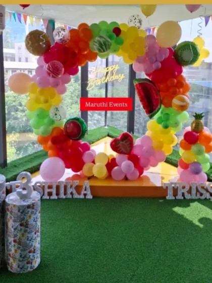 A fun and fruity "tutti frutti" theme. The circular balloon arch is decorated with watermelon and pineapple-shaped balloons, perfect for a summer birthday.