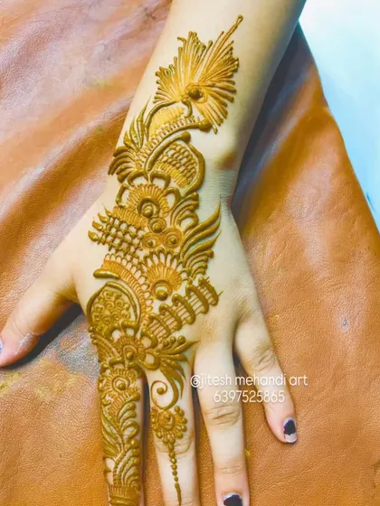 A simple yet beautiful single-hand design, perfect for a guest. The pattern is focused on the back of the hand, leaving the palm free.