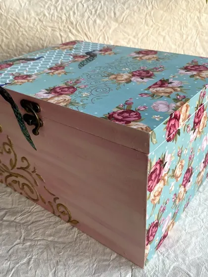 This angle shows how the peacock's tail seems to flow from the lid down the front of the box, a little detail I love to add.