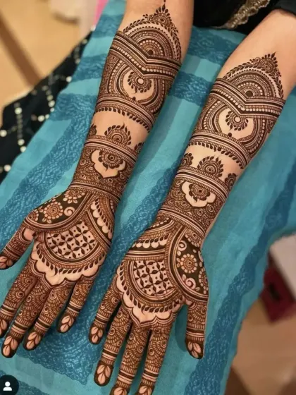 This design features bold, semi-circular patterns that create a modern and graphic look. It's a great choice for a contemporary bride.
