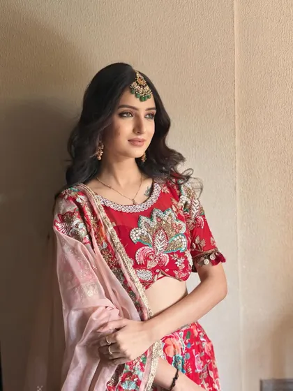 A soft and pretty look for this lovely lady. The makeup is minimal and fresh, with open waves in her hair for an effortlessly elegant style.
