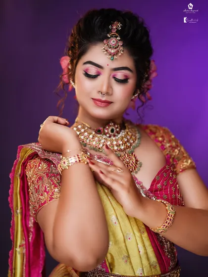 The placement of hair accessories is key. Here, the flower adds a touch of softness to the overall look.