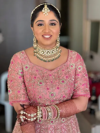 Nilomi's happy smile is the best accessory. The makeup is designed to feel lightweight and comfortable, so you can fully enjoy your day.