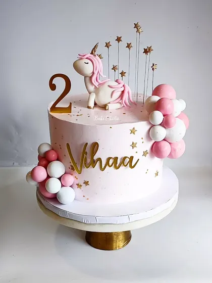 How peaceful does this unicorn look? A lovely 2kg Blueberry cake for Vihaa's 2nd birthday, decorated with a sleeping unicorn, stars, and a pink balloon cascade.