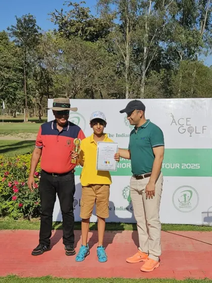 Kabir Sachdev receives his 3rd place trophy at the IGU North Juniors tournament.