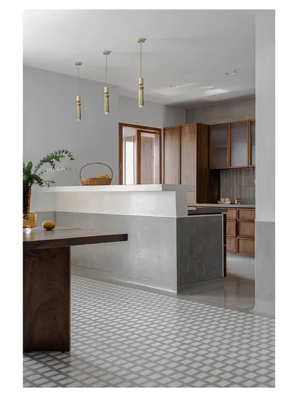 The junction between the dining area and kitchen, marked by a custom terrazzo breakfast bar.