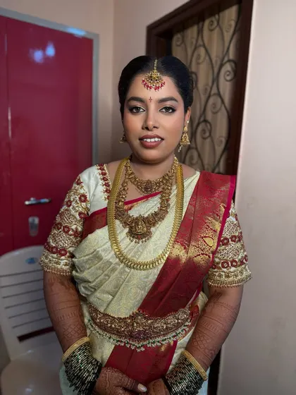 A happy smile from my bride Chaitra. Her makeup is kept simple and elegant, focusing on skin that looks like skin, which is my core philosophy.