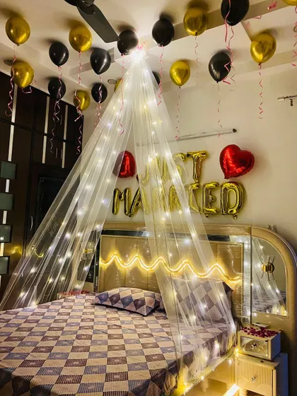 A full view of the sophisticated black and gold "Just Married" room decoration, perfect for couples who prefer a contemporary style.