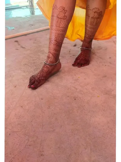 A duplicate of the simple feet mehndi design.
