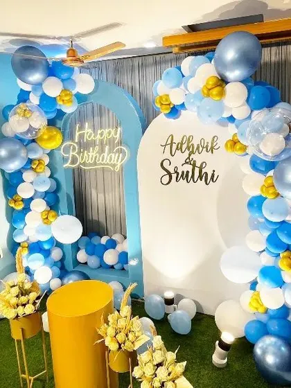 A different angle of the blue and white home decoration, showing the full balloon arch and the personalized name on the backdrop.