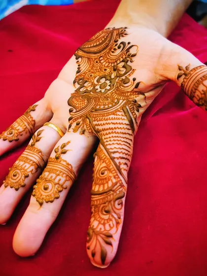 A classic Arabic mehendi design that trails from the index finger down the side of the hand. This is a timeless and popular choice for all occasions.