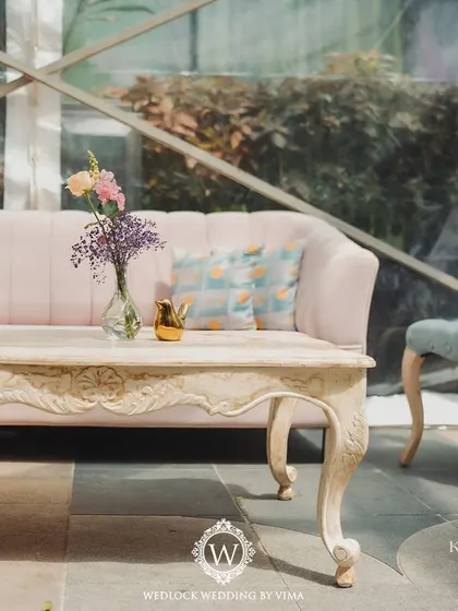Personalization is key. For this Mehendi, we crafted custom cushions with themed linen to match the pastel decor, adding a stylish and cohesive touch to the lounge seating.