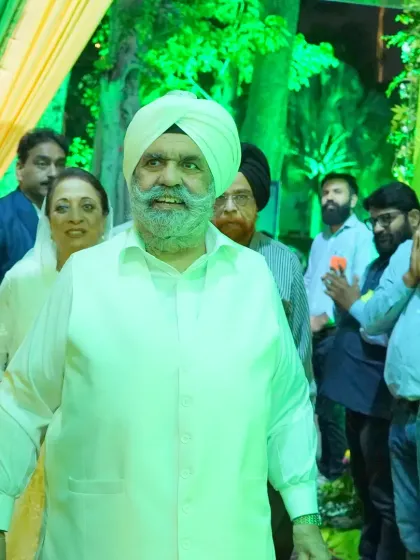 We manage the flow of the event, including the grand entrance of chief guests. Here, Sant Rajinder Singh Ji Maharaj arrives at the Darshan Academy annual day celebration.