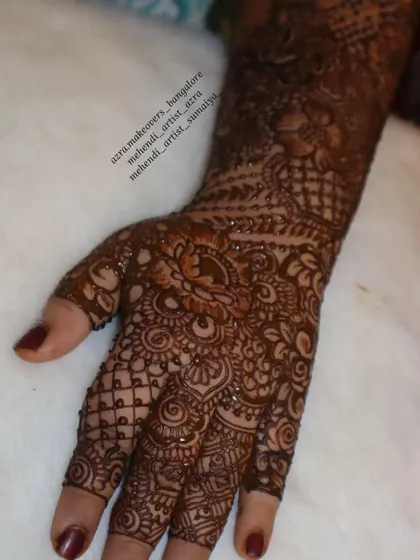A detailed non-bridal design on the palm, perfect for a wedding guest or family member.