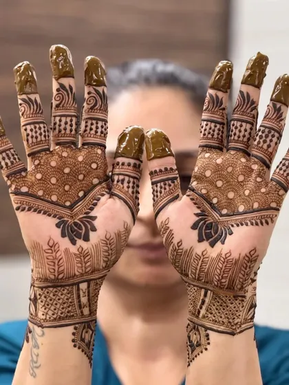 The full view of this lovely minimalist mehendi, with the dotted pattern on the palm and delicate finger details.