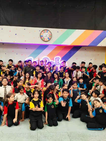 The entire class gathers for a group photo to remember their awesome trip to Zooper.