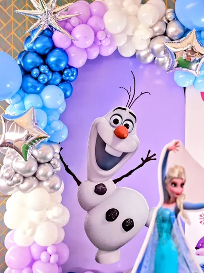 The friendly snowman Olaf takes center stage in this detail from a Frozen birthday party.