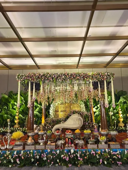 A full frontal view of the wooden pillar mandapam, perfect for a traditional South Indian wedding ceremony.