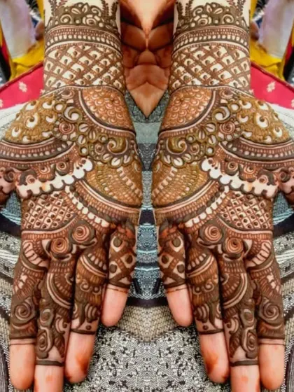 A mirrored image of a simple yet beautiful palm design, perfect for any celebration.