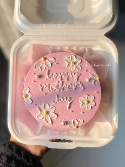 A lovely floral bento cake for Mother's Day. The pink base and hand-piped daisies make it a sweet and thoughtful gift for mom.