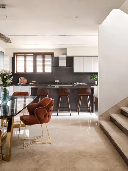 A great feature in this kitchen is the handleless cabinets, which give it a sleek, minimalist look. They are also very practical and low-maintenance. The design flows seamlessly from the kitchen to the dining area and staircase.