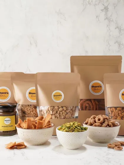 This shows the variety you can include in a custom hamper. Choose from different savoury snacks like kodbale and chekkalu, crunchy peanuts, and my special homemade chutneys to create the perfect gift.
