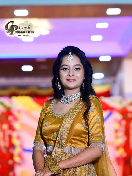 For her reception, the same bride opted for a simpler diamond-finish choker, showing the versatility of my collection.