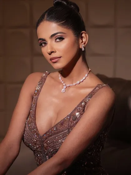 Beyond bridal, you will also learn to create modern, glamorous looks perfect for red carpets or high-fashion shoots. This soft glam look features dewy skin, golden hues, and a sophisticated high bun, showing the full range of skills you will acquire.