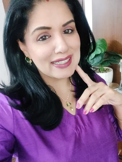 A selfie to show the makeup and emerald earrings that complete the festive look.