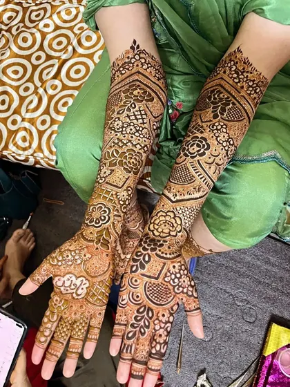 A beautiful blend of geometric and floral patterns. This full-arm design is perfect for the bride who wants a mix of modern structure and traditional softness in her mehendi.