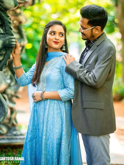A classic, posed shot with the couple interacting with the surrounding architecture.