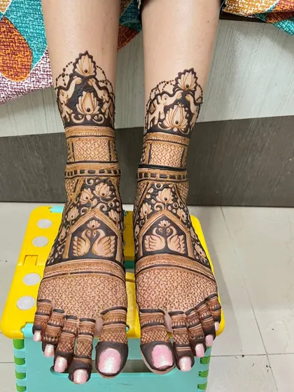 A non-figured bridal design for the feet, with elegant swans, lotuses, and intricate patterns covering the entire foot.