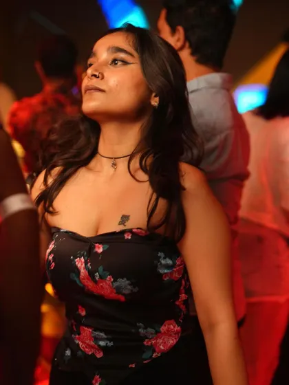 A cool and confident look from the dance floor.